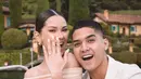 Kabar Alyssa Daguise memakai cincin pemberian Al Ghazali ini selaras dengan netizen yang penasaran kapan mereka menikah. Mengingat Maia Estianty, Ahmad Dhani, Risa Dewi beserta suami sudah merestui. (Liputan6.com/IG/@alyssadaguise)