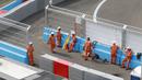 <p>Sejumlah marshall tengah bertugas&nbsp;jelang balapan&nbsp;di Jakarta International e-Prix Circuit (Jakarta E-Prix), Ancol pada Jumat (4/6/2022). (Bola.com/M Iqbal Ichsan)</p>