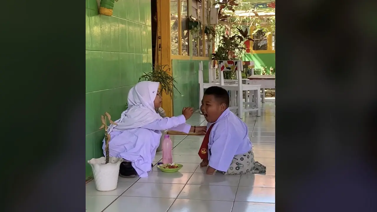 Viral Anak SD Suapi Teman Disabilitas, Warganet Auto Menangis Haru Berjamaah