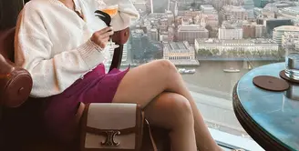 Di Eropa, Jessica Mila tampil feminine casual looknya dengan sling bag Celine dan heels dari Gucci. [@jscmila]