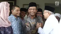 Calon wakil presiden Ma'ruf Amin disambut Mantan Ketua MK, Mahfud MD dan Putri Presiden keempat RI Abdurrahman Wahid atau Gus Dur, Yenny Wahid setibanya di kawasan Ciganjur, Jakarta,  Rabu (26/9). (Liputan6.com/Herman Zakharia)