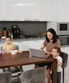 Di balik ibu yang selalu sigap, ada standar sosial yang membentuk peran pengasuhan hingga terasa tidak setara. [Dok/Pexels.com/Jep Gambardella].