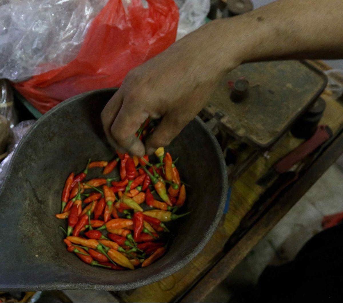 Menjelang Natal dan Tahun Baru, harga cabai rawit mengalami kenaikan cukup tinggi. Bahkan, di beberapa daerah harga cabai rawit menyentuh Rp100 ribu per kilogram. Pedagang di Pasar Cibubur, Jakarta, mengatakan pada Rabu (6/12) bahwa harga cabai rawit kini