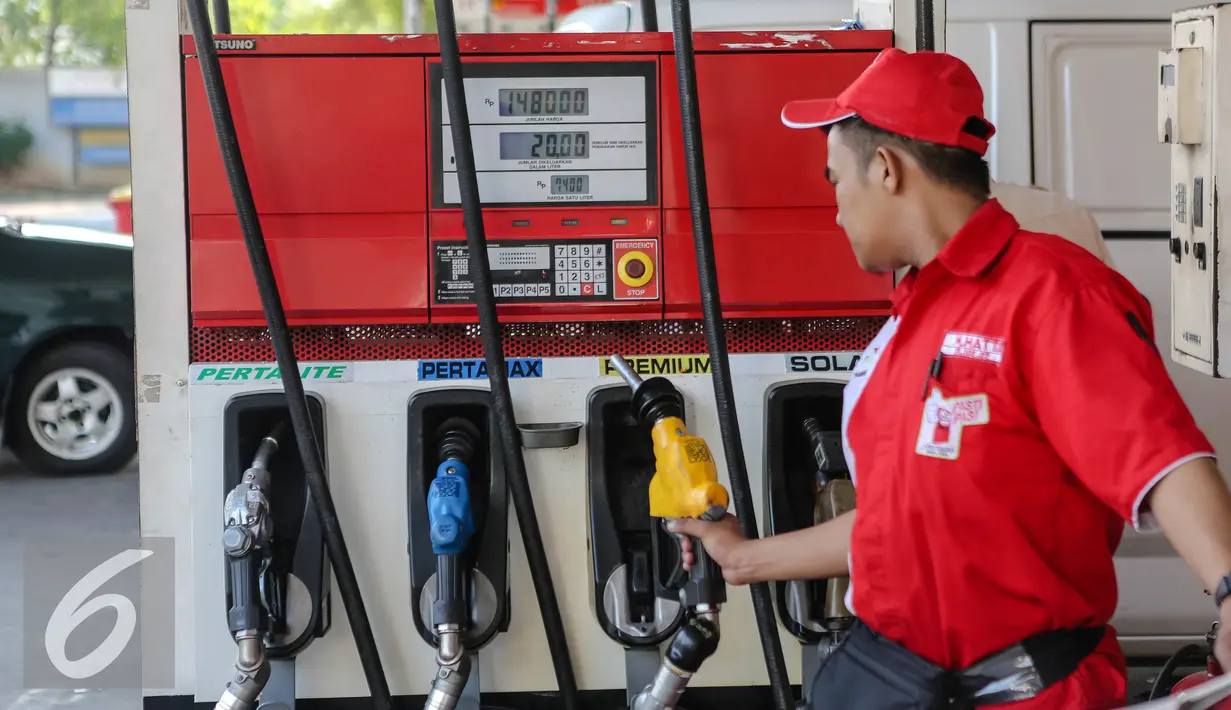 Nosel dan selang Pertalite RON 90 sudah terpasang di SPBU Coco, Abdul Muis, Jakarta, Rabu (22/7/2015). PT Pertamina (Persero) mulai memasarkan produk bensin baru yakni Pertalite RON 90 pada Jumat (24/7) mendatang. (Liputan6.com/Faizal Fanani)