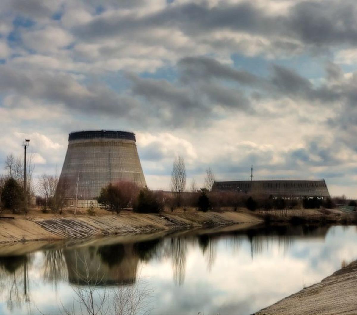 Akibat ledakan dari pabrik nuklir Chernobyl, beberapa material radioaktif tersebar di atmosfer dan lingkungan sekitarnya. Material sampingan radioaktif berbahaya bagi kesehatan manusia dan memiliki jangka hidup yang lama. Oleh sebab itu, hingga saat ini, 