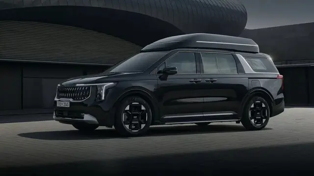 Kia Carnival Hi Limousine 2026 varian Signature empat kursi jadi model termahal dengan harga setara Rp1,15 miliar. (Carscoops)