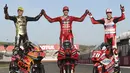 Juara Dunia Moto GP Pembalap Ducati Francesco Bagnaia (tengah) merayakan dengan Juara Dunia Moto2 Pembalap Red Bull KTM Ajo, Augusto Fernandez (kiri) dan Juara Dunia Moto3 pembalap GASGAS Aspar Team, Izan Guevara pada akhir balapan MotoGP Valencia 2022 di sirkuit Ricardo Tormo, Valencia, Minggu (6/11/2022). (AP Photo/Alberto Saiz)