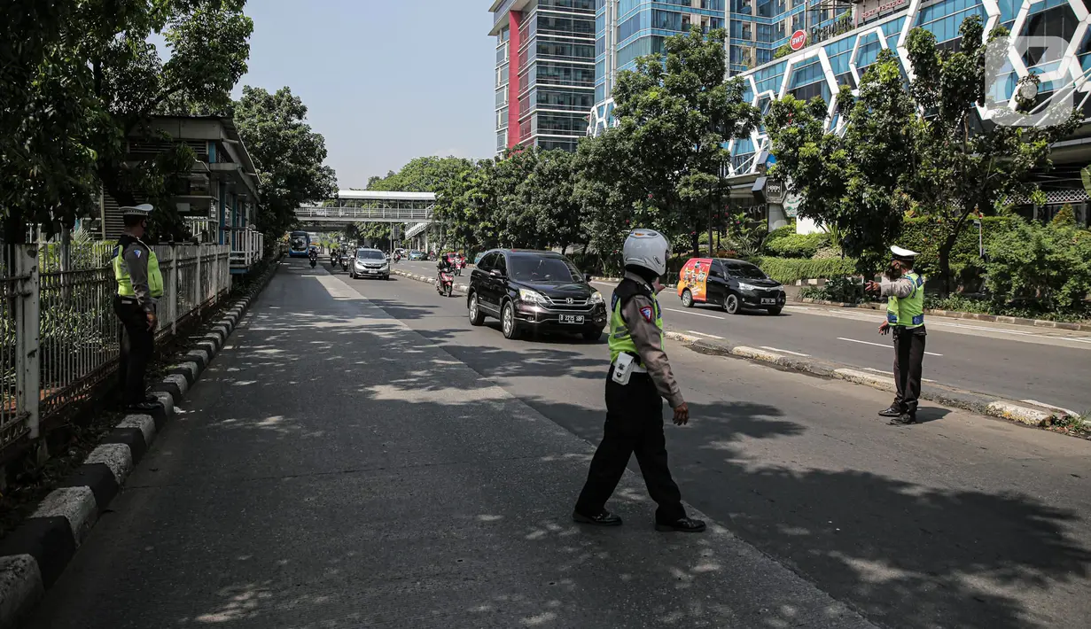 Polisi lalu lintas memberhentikan pengendara mobil saat Operasi Zebra Jaya 2022 di Jakarta, Selasa (4/10/2022). Operasi Zebra Jaya dilaksanakan pada tanggal 3 hingga 17 Oktober untuk menekan jumlah pelanggaran lalu lintas. (Liputan6.com/Faizal Fanani)