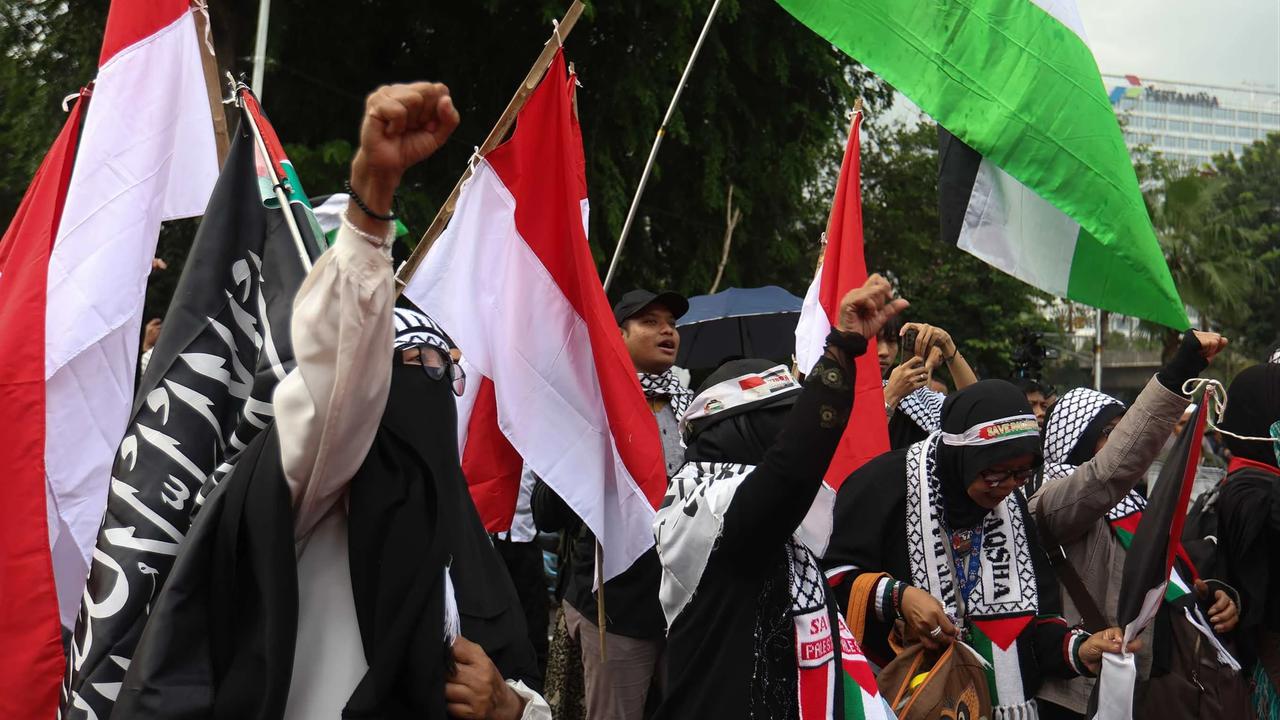 FOTO: Aksi Bela Palestina Warnai Menjelang Reuni 212 di Depan Kedutaan AS