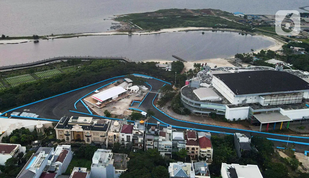 Foto udara memperlihatkan Jakarta International E-Prix Circuit di kawasan Ancol, Jakarta, Selasa (17/5/2022). Federation Internationale de Automobile (FIA) Formula E Jakarta E-Prix menyatakan ajang balap mobil listrik pada 4 Juni mendatang diharapkan mampu memberi kontribusi positif terhadap kebangkitan ekonomi pascapandemi COVID-19 yang bakal dirasakan pelaku usaha dan masyarakat melalui Jakarta E-Prix. (Liputan6.com/Herman Zakharia)