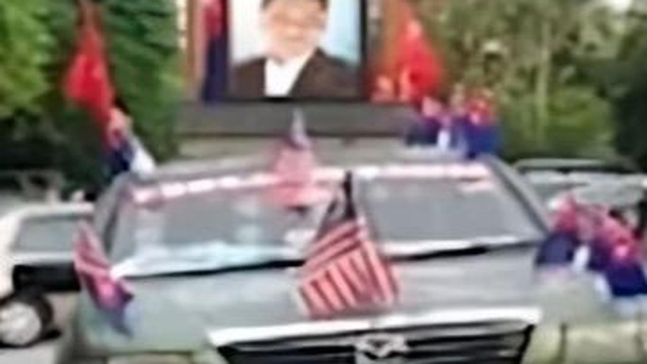 Mobil itu juga dengan jelas menampilkan bendera koalisi Pakatan Harapan yang dipimpin Anwar, kata Inspektur polisi setempat Ahmad Faizal kepada wartawan, dikutip dari South China Morning Post, Selasa (7/5).
