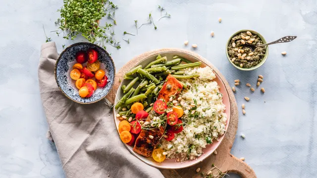 Ilustrasi makanan sehat. Photo by Ella Olsson on Unsplash