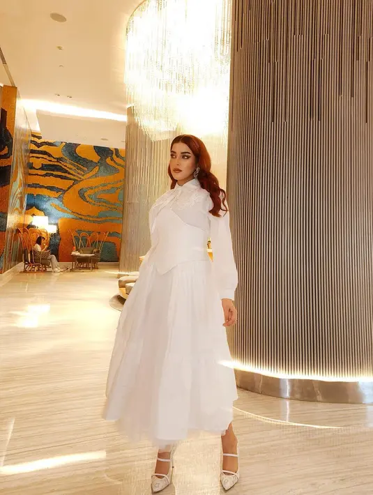 Disebut sebagai ibu peri karena outfitnya yang serba putih dari atas ke bawah [@tasyafarasya]