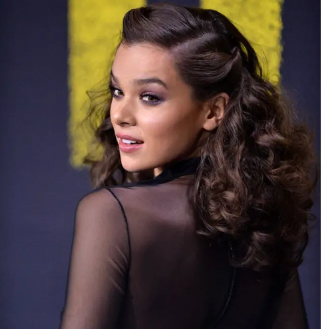 Berikut tips membentuk rambut curly bervolume tahan lama ala Hailee Stainfeld (instagram/haileesteinfeld)