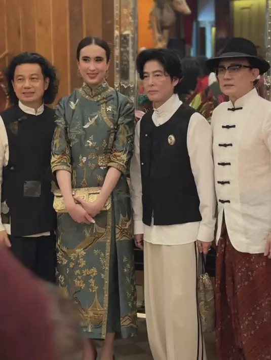 Kreasi batik Widi Wardhana dalam balutan batik dengan siluet yang beragam, anti membosankan. [Foto: Instagram/ Widi Wardhana]