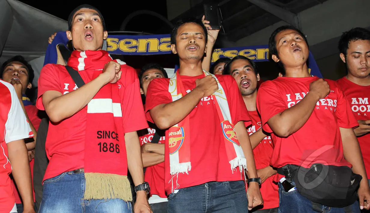 Sejumlah supporter Arsenal meneriakkan yel-yel saat nonton bola seru saat nonton bola seru Manchester United vs Arsenal di Karawang Central Plaza, Minggu (17/5/2015). Laga antara Manchester United dan Arsenal berakhir imbang. (Liputan6.com/Helmi Afandi)