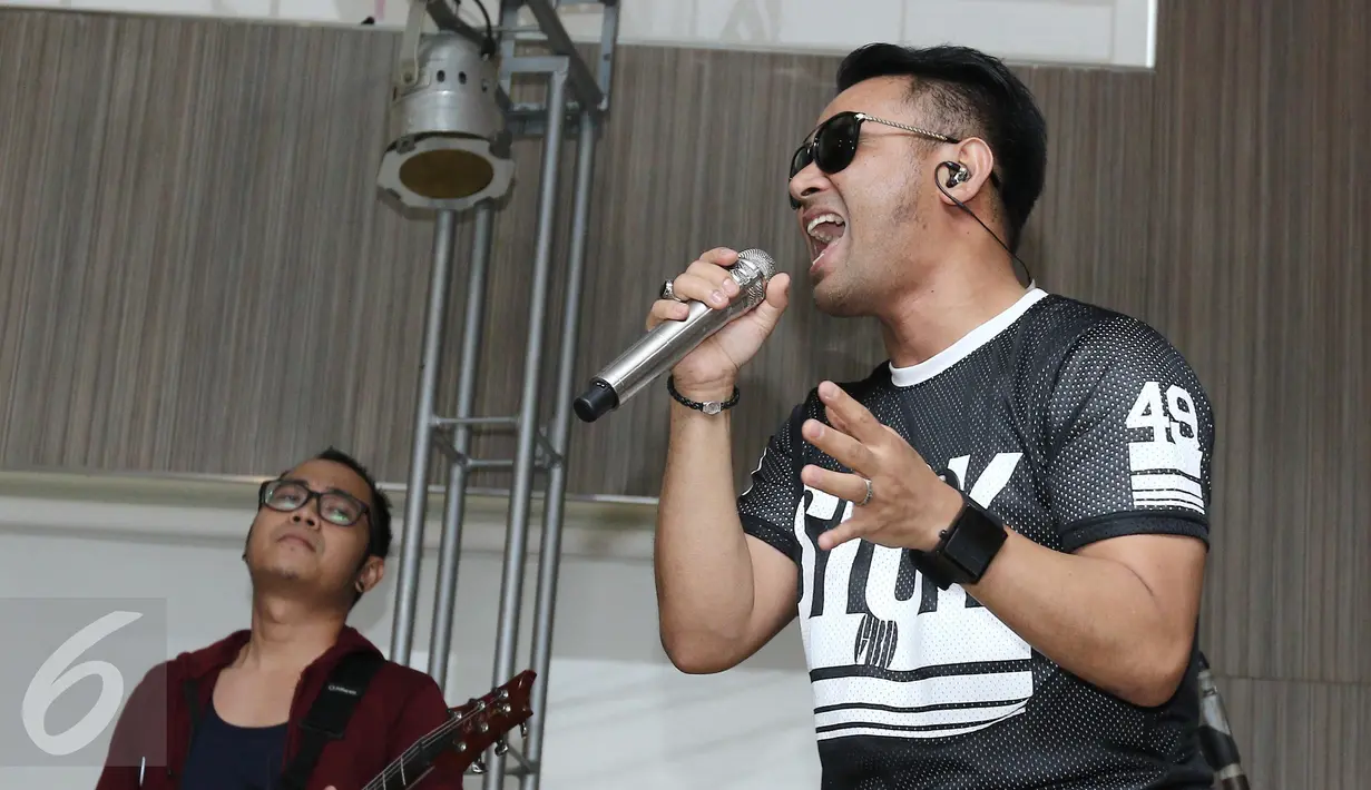 Penampilan Penyanyi Judika seusai peluncuran album barunya yang berjudul "JUDIKA" di Jakarta, Rabu (26/4). Pada album baru tersebut berisikan 10 lagu dengan 2 singel untuk album ini "Lebih dari Cinta" dan "I Love You". (Liputan6.com/Herman Zakharia)