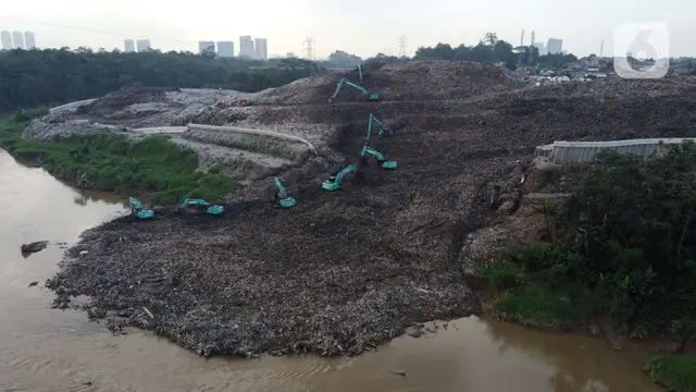 FOTO: Turap Jebol, Sampah TPA Cipeucang Genangi Sungai Cisadane