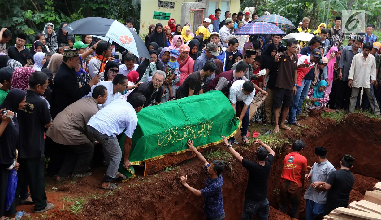 Suasana penguburan massal korban kecelakaan bus Tanjakan Emen Subang di TPU Legoso Ciputat, Tangerang Selatan, Banten, Minggu (11/2). Para korban merupakan rombongan Koperasi Permata Ciputat. (Liputan6.com/JohanTallo)