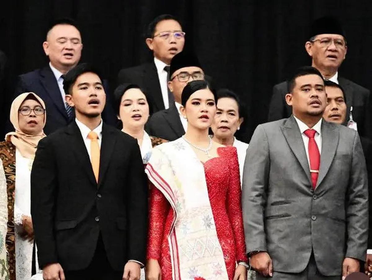 Gaya Kompak Putri dan Menantu Jokowi, Kahiyang Ayu dan Selvi Ananda Padukan Kebaya Merah dengan Berlian saat Pelantikan Prabowo-Gibran