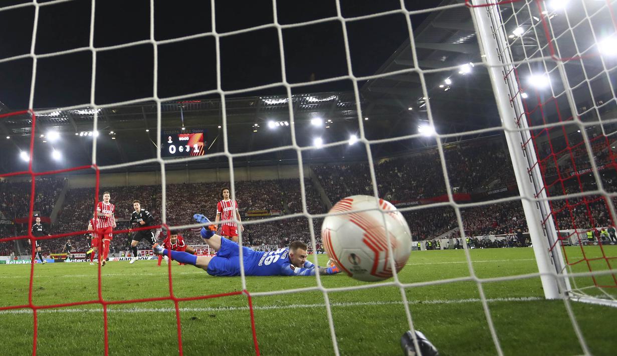 Pemain Juventus, Federico Chiesa, mencetak gol ke gawang Freiburg pada babak 16 besar leg kedua di Stadion Europa-Park, Jumat (17/3/2023). (Philipp von Ditfurth/dpa via AP)