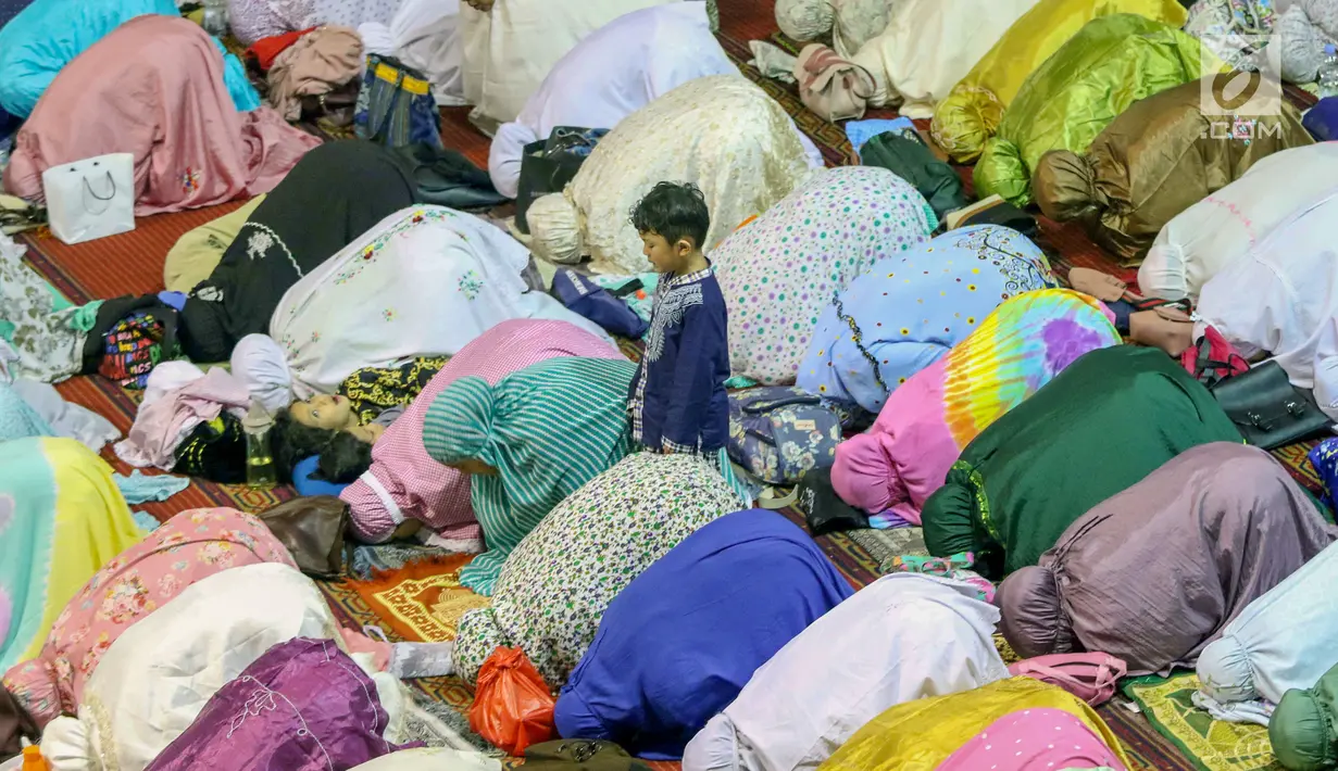 Ribuan umat muslim melaksanakan salat tarawih pertama Ramadan 1440 H di Masjid Istiqlal, Jakarta, Minggu (5/5/2019). Salat tarawih dilaksanakan setelah pemerintah melalui Menteri Agama menetapkan awal Ramadan jatuh pada Senin 6 Mei 2019 usai sidang isbat (LIputan6.com/Helmi Fithriansyah)