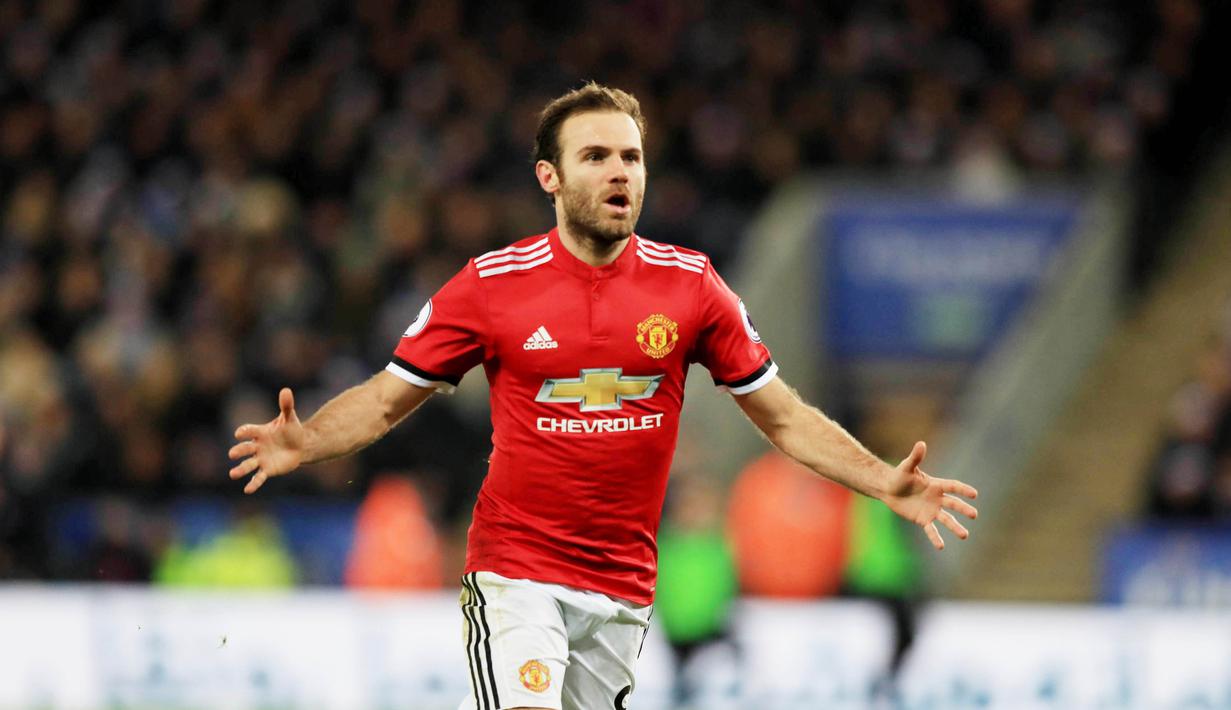 7. Juan Mata – Gelandang Manchester United ini adalah pemain Spanyol saat menjuarai Piala Dunia 2010 dan Euro 2012. Ia meraih dua gelar sarjana di bidang jurnalisme di Universitas Madrid dan Marketing and Sports Science di Universitas Manchester. (AP/Mike Egerton)