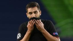 Pemain Atletico Madrid, Felipe, tampak lesu usai dikalahkan RB Leipzig pada perempat final Liga Champions 2019/2020 di Estadio Jose Alvalade, Jumat (14/8/2020) dini hari WIB. Atletico Madrid kalah 1-2 atas RB Leipzig. (AFP/Lluis Gene/pool)