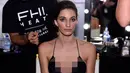 Seorang model saat ditata rambutnya di belakang panggung jelang tampil dalam Peragaan Busana Renang, Art Hearts Fashion Miami Swim Week di Collins Park, Miami, Florida, (14/7). (Arun Nevader/Getty Images Seni Hati Mode/AFP)