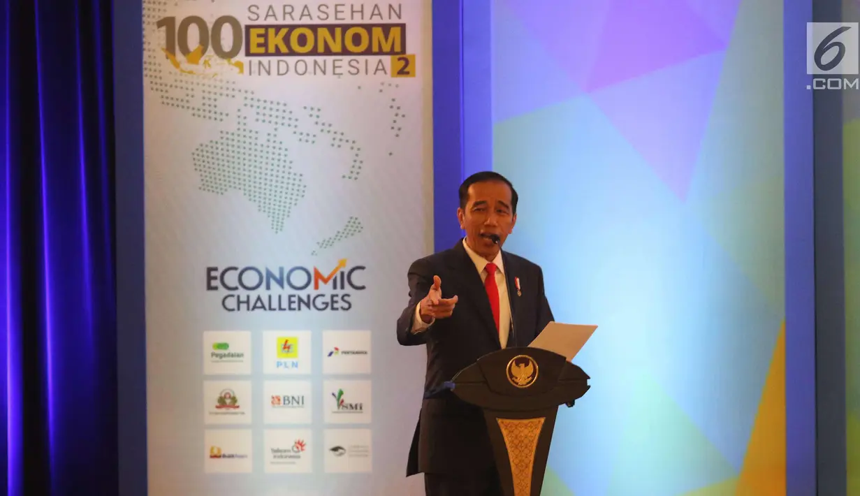 Presiden Joko Widodo memberikan paparan saat sarasehan 100 ekonom Indonesia di Jakarta, Senin (12/12). Jokowi juga mengungkapkan pencapaian peringkat realisasi penerimaan dari PPN dalam negeri. (Liputan6.com/Angga Yuniar)