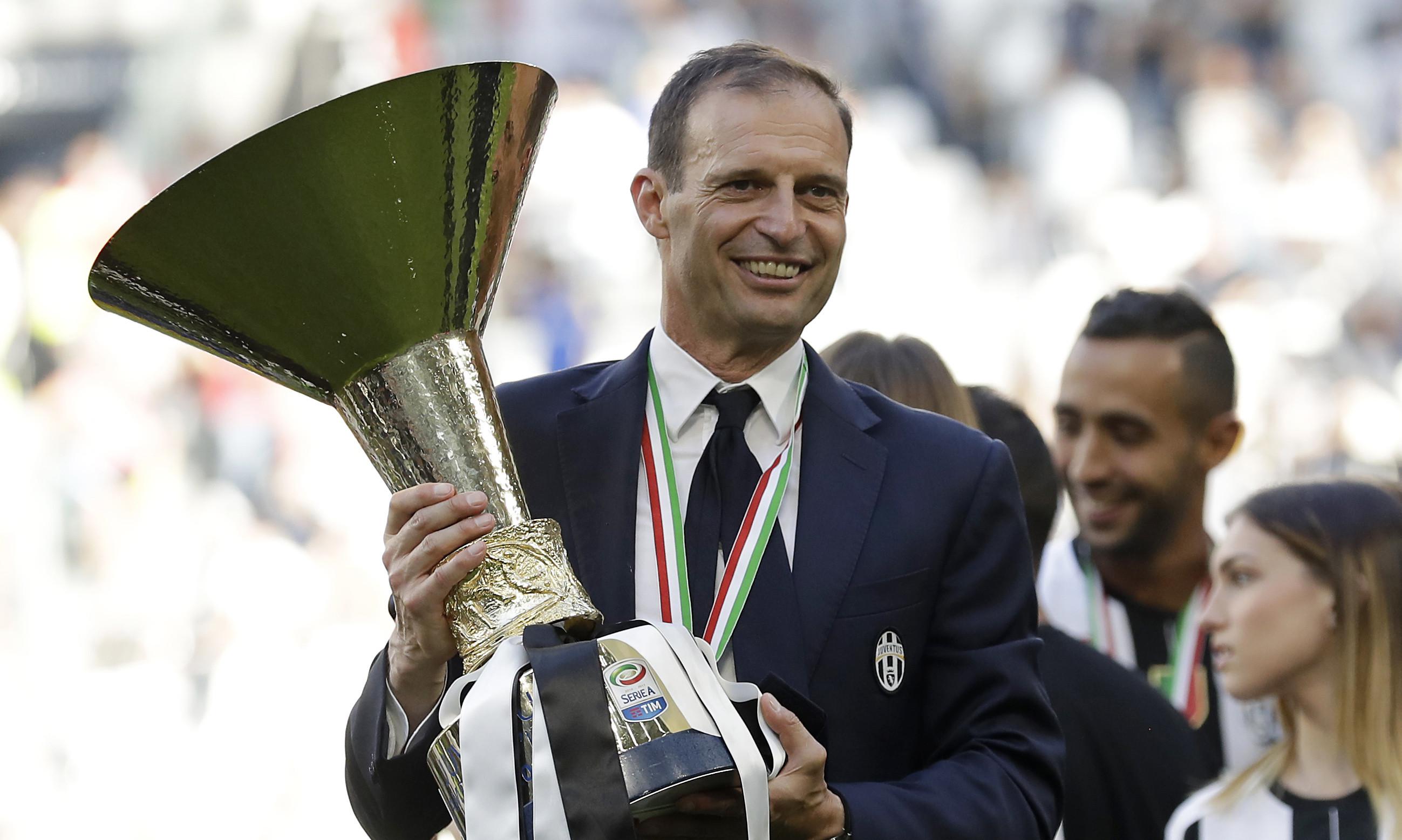 Pelatih  Juventus, Massimiliano Allegri memegang trofi juara Serie A usai timnya melawan Crotone di Juventus stadium, Italia, (21/5/2017). (AP/Antonio Calanni, File)