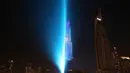 Menara tertinggi di dunia, Burj Khalifa, memancarkan sinar laser pada malam perayaan Tahun Baru di Dubai, 1 Januari 2018. Pertunjukan bernama ‘Light Up 2018’, itu menampilkan cahaya laser yang menyinari Burj Khalifa saat jam 12 malam. (AP/Jon Gambrell)