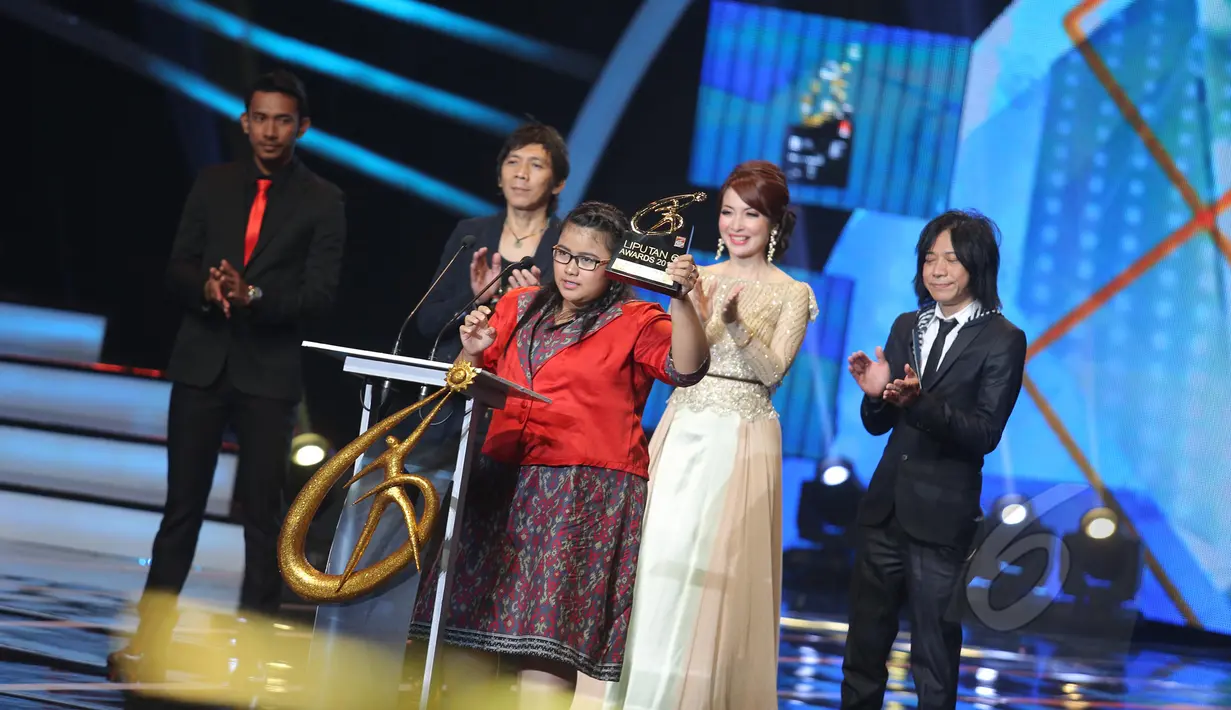 Aprillyani Sofa Marwaningtyas  saat menyampaikan sambutannya seusai menyabet penghargaan Liputan6 Award 2015 untuk kategori Anak Muda Kreatif dengan karyanya pembasmi jamur, di Studio Emtek, Jakarta, Rabu (20/5). (Liputan6.com/Faizal Fanani)