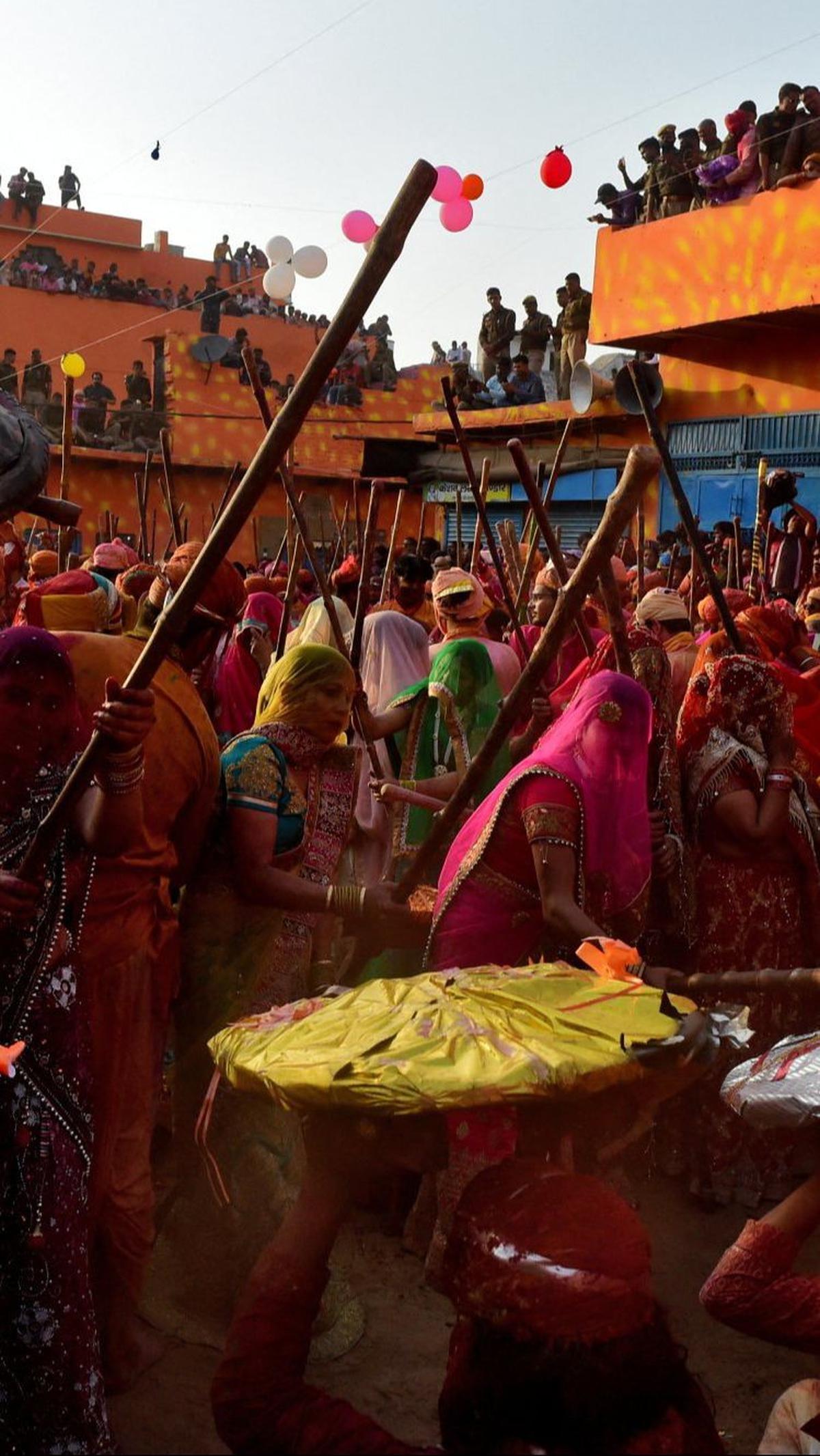 Suasana kemeriahan Festival Holi di sebuah kuil di Kota Nandgaon, Uttar Pradesh, India, pada 19 Maret 2024.&nbsp;REUTERS/Ritesh Shukla