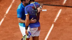 Petenis Swiss, Stan Wawrinka memeluk Rafael Nadal seusai dikalahkan pada final Prancis Terbuka di Roland Garros, Minggu (11/6). Nadal mengalahkan unggulan ketiga asal Swiss itu dalam dua jam lima menit dengan tiga set langsung. (AP Photo/Petr David Josek)
