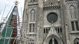 Rangka besi terlihat saat proses pembuatan pohon Natal di Gereja Katedral, Jakarta pada Rabu (16/12/2020). Gereja Katedral Jakarta membuat pohon natal dengan tinggi lebih dari 10 meter dalam rangka menyambut perayaan Natal. (Liputan6.com/Faizal Fanani)