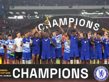 Pemain Chelsea mengangkat trofi juara Indonesia Super Cup 2026 setelah mengalahkan AC Milan dengan skor 3-0 pada laga pramusim di Stadion Utama Gelora Bung Karno (SUGBK), Jakarta, Sabtu (8/8/2026). Kemenangan The Blues dipastikan lewat dua gol Joao Pedro dan satu gol Moises Caicedo, sekaligus menghadirkan trofi perdana bagi pelatih Xabi Alonso sejak menangani Chelsea. (KapanLagi.com/Budy Santoso)