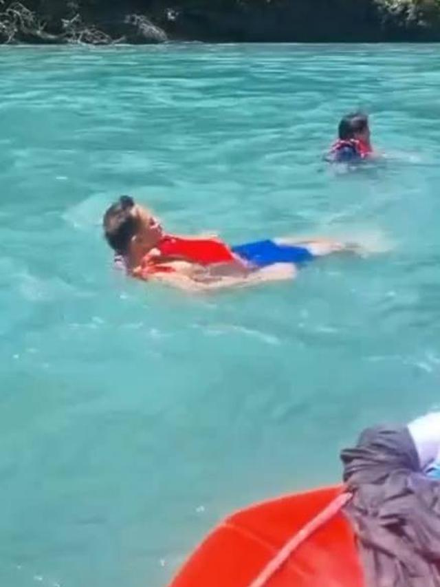 7 Potret Liburan Ringga Agus Rahman di Swiss, Seru Susuri Sungai Aare