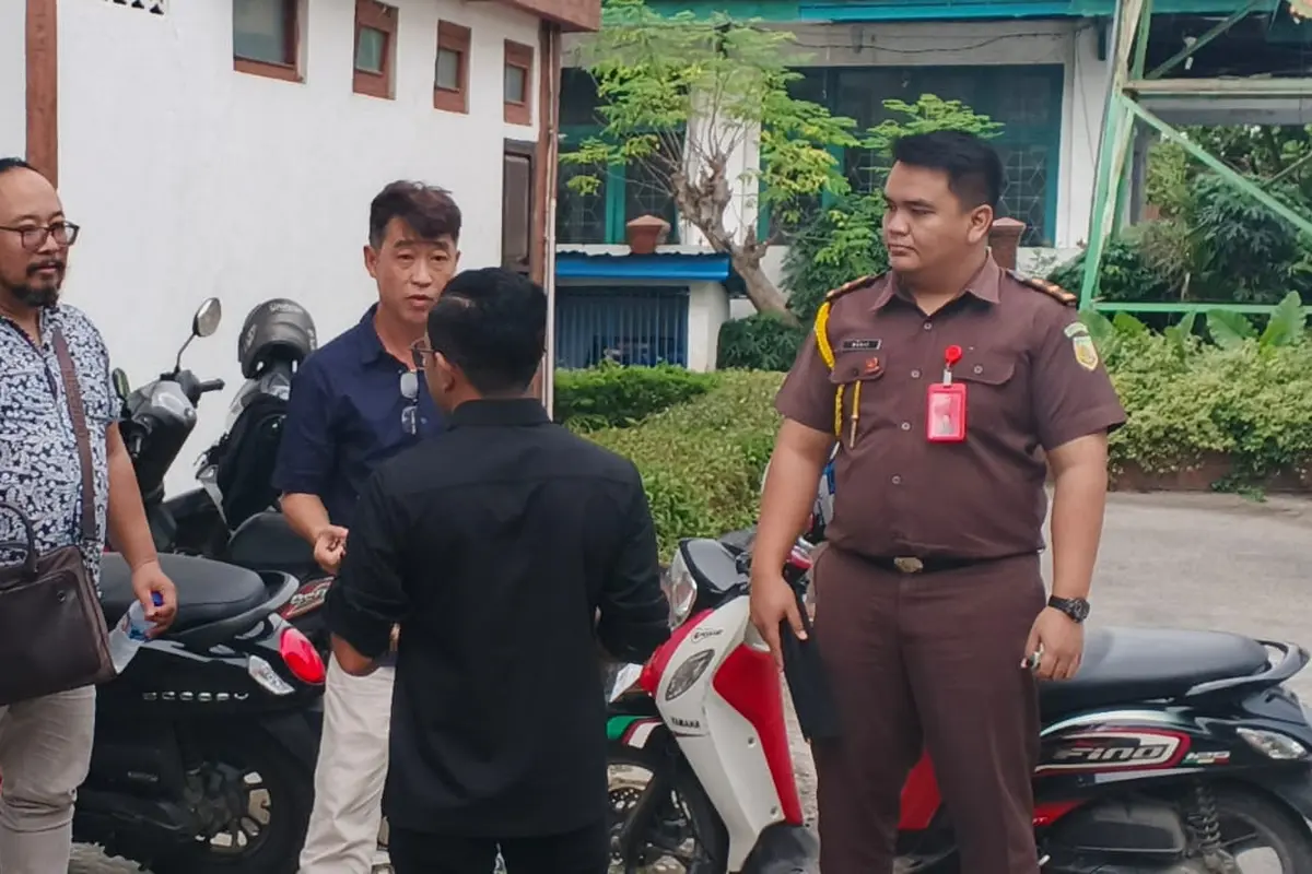 Yulanharu Gama Siswanto (kaca mata) saat ditahan kejaksaan negeri Sikka, NTT (Liputan6.com/Ola Keda)