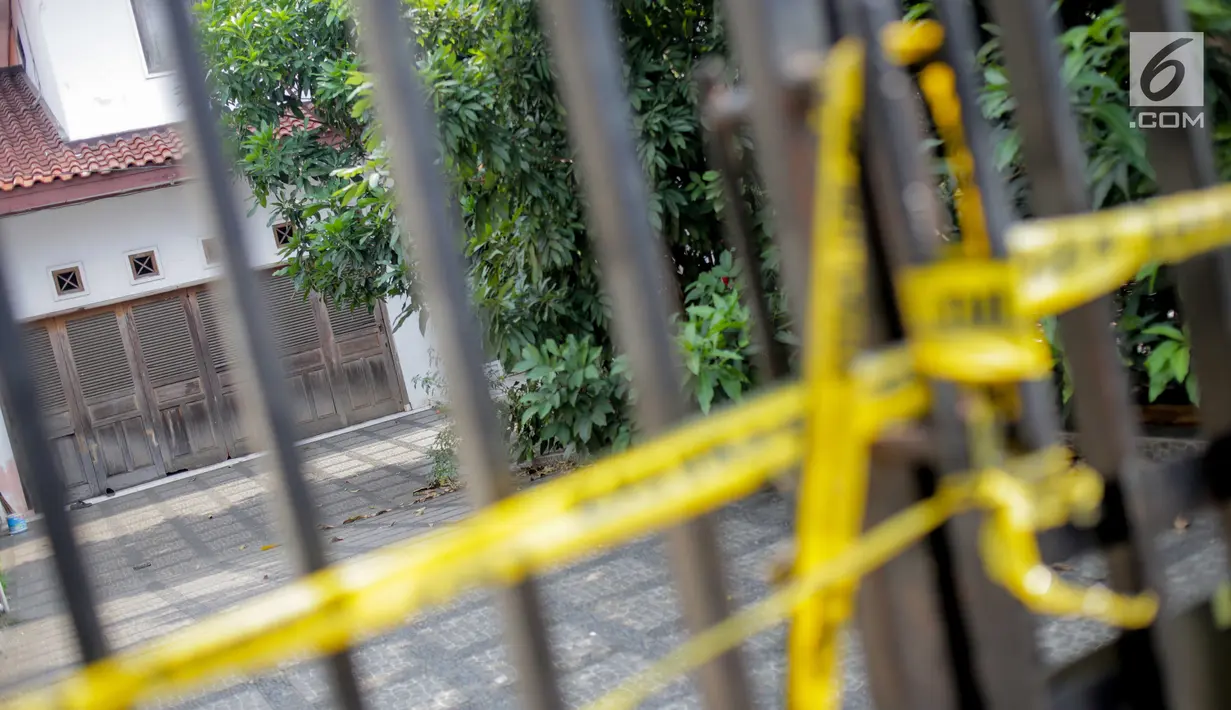 Suasana rumah korban kasus istri bunuh dan bakar suami serta anak tiri di Jalan Lebak Bulus 1, Kavling 129 B Blok U-15, Cilandak, Jakarta, Selasa (3/9/2019). Korban Edi Chandra Purnama dan anaknya M Adi Pradana ditemukan hangus terbakar dalam mobil di Sukabumi. (Liputan6.com/Faizal Fanani)