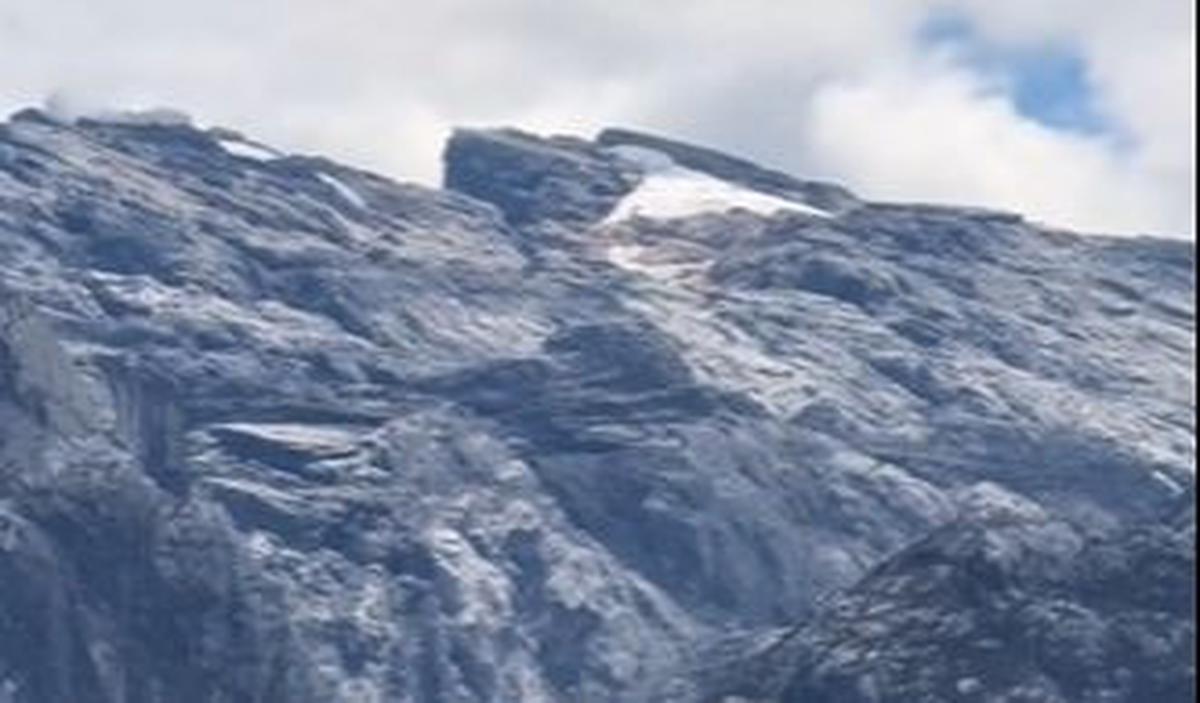 Daya tarik dari tambang ini tak hanya berupa hamparan tambang emas yang melimpah namun juga panorama salju abadi yang terletak di salah satu gunung.