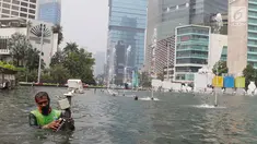Petugas membersihkan kolam Patung Selamat Datang di kawasan Bundaran HI, Jakarta, Kamis (23/8). Pembersihan dilakukan dalam rangka perawatan rutin guna menjaga keindahan estetika kota. (Liputan6.com/Immanuel Antonius)