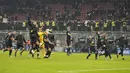 Para pemain Inter Milan melakukan selebrasi usai pertandingan melawan Lazio pada laga Serie Italia di Stadion San Siro, di Milan, Italia, Senin (10/1/2022). Inter Milan unggul satu angka dari AC Milan yang sudah bermain satu laga lebih banyak. (AP Photo/Antonio Calani)