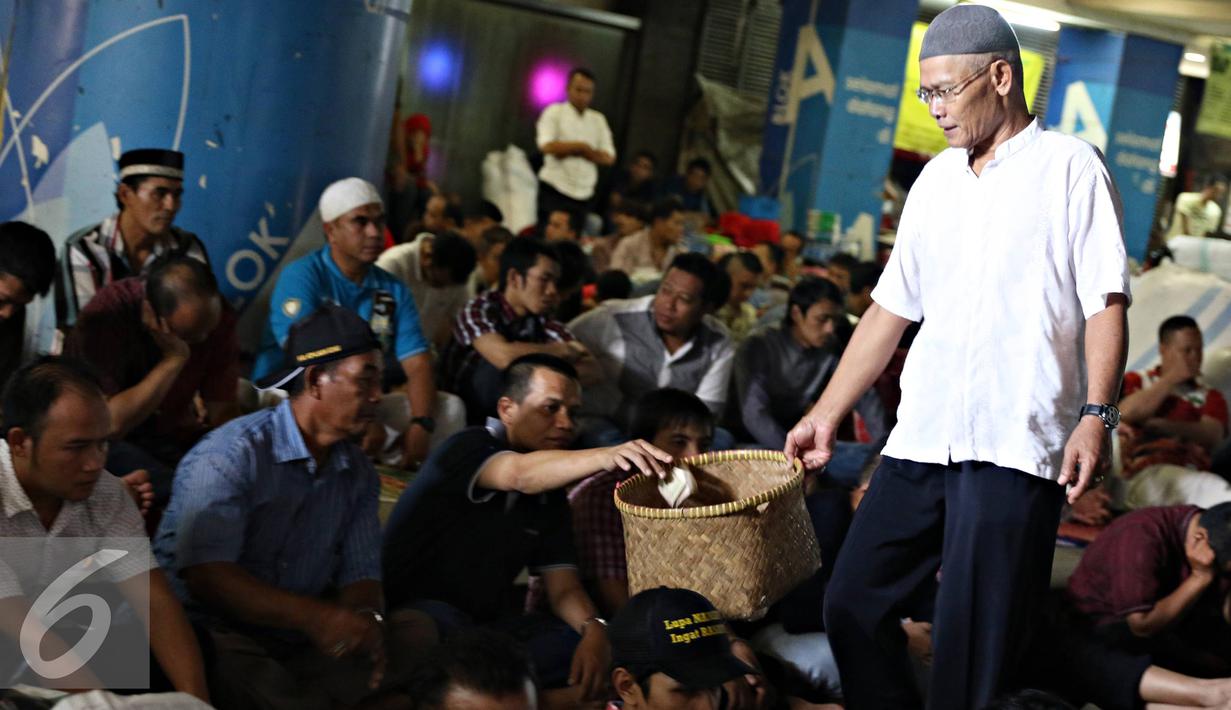 Pedagang  sebelum melaksanakan Salat Jumat di Pasar Tanah Abang, Jakarta, (10/6). Salat Jumat pertama di bulan Ramadan berlangsung khidmat di pasar tersebut, meskipun dilaksanakan di tempat seadanya. (Liputan6.com/Immanuel Antonius)