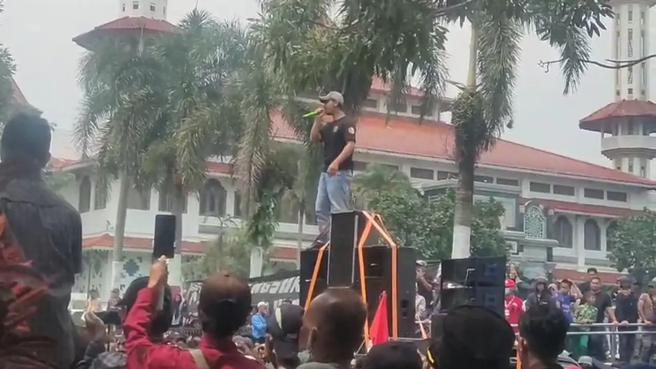 Warga demo tolak proyek PLTP di kaki Gunung Gede Pangrango. (Liputan6.com/Fira Syahrin)