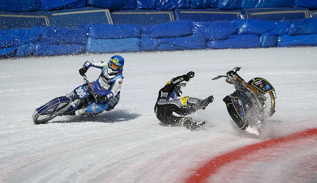 Pebalap Swedia, Ove Ledstrom, terjatuh saat bersaing dengan pebalap Rusia, Egor Myshkovets, dalam kejuaraan dunia FIM Ice Speedway Gladiators di Almaty, Kazakhstan, (21/2/2016). (Reuters/Shamil Zhumatov)