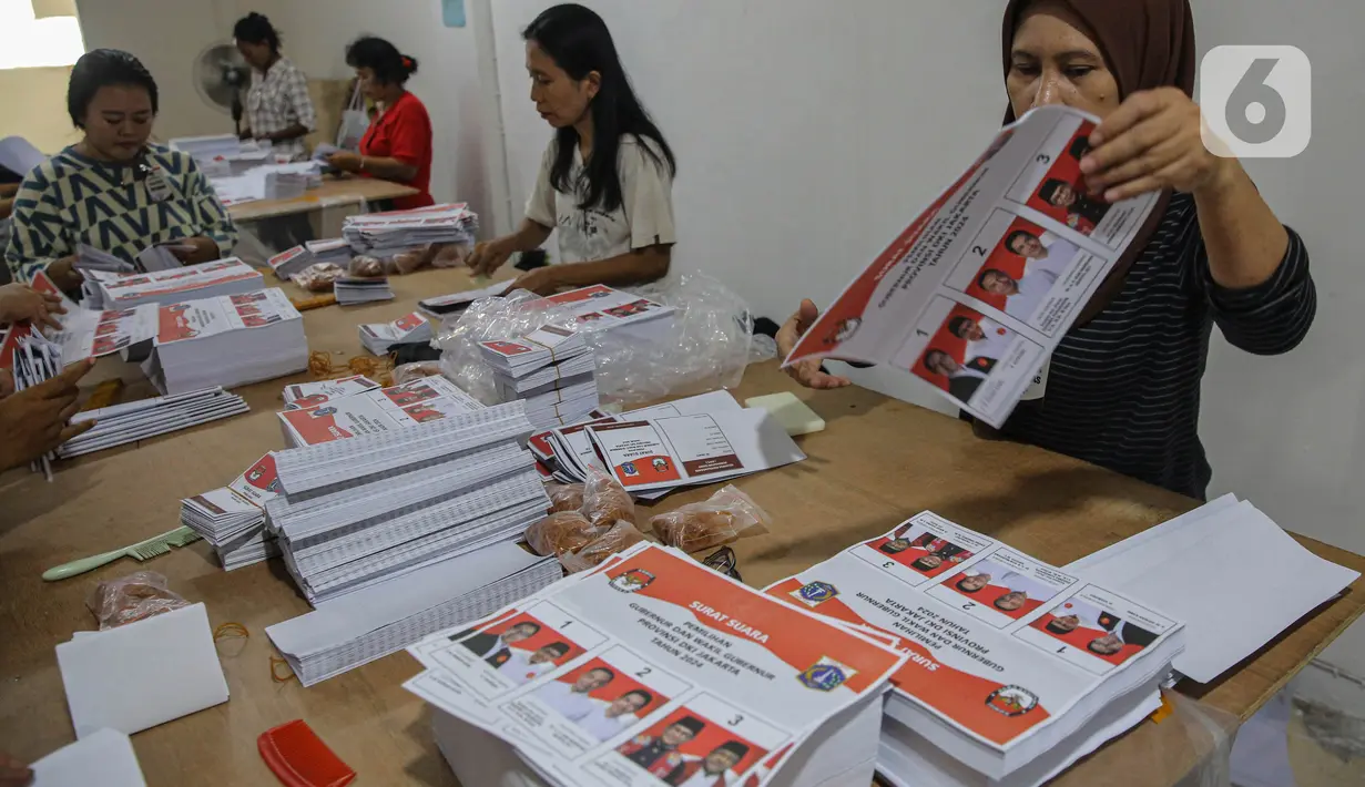 KPU DKI Jakarta mempersiapkan 8.425.775 surat suara untuk Pemilihan Gubernur DKI Jakarta pada Pemilihan Kepala Daerah (Pilkada) Serentak 2024. (Liputan6.com/Angga Yuniar)