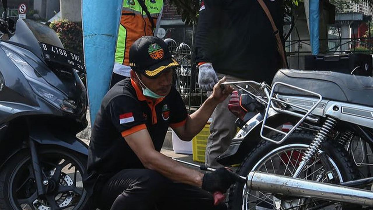 Pengendara yang tak lolos razia uji emisi akan mendapatkan sanksi denda sebesar Rp250.000 bagi pengguna sepeda motor dan Rp500.000 bagi pengendara mobil.