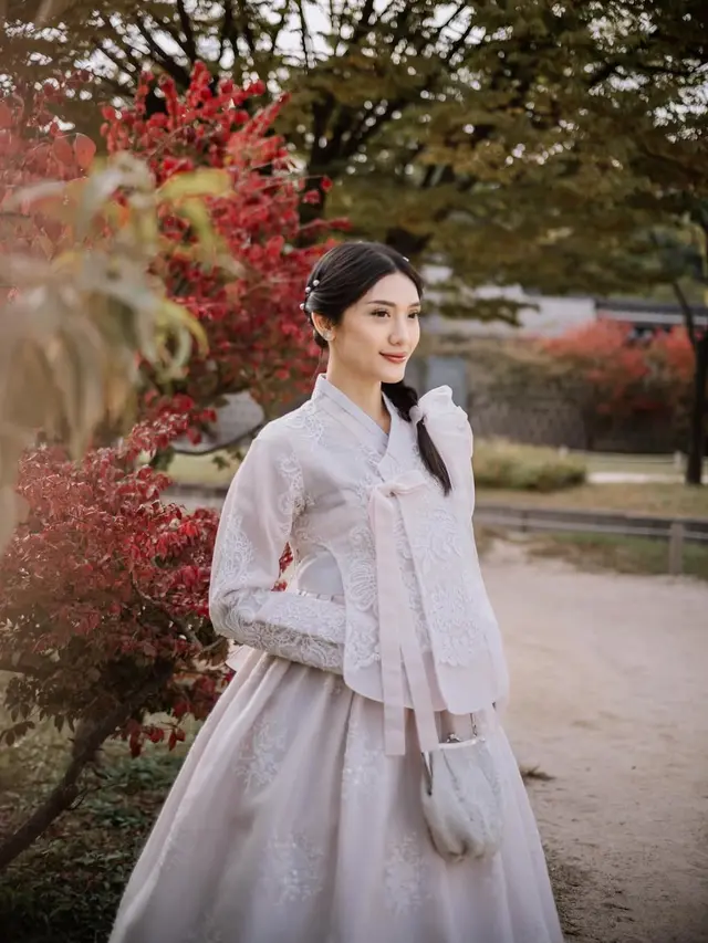 Potret Anissa Aziza Tampil Anggun dalam Hanbok Soft Pink Saat Liburan ke Korea Selatan