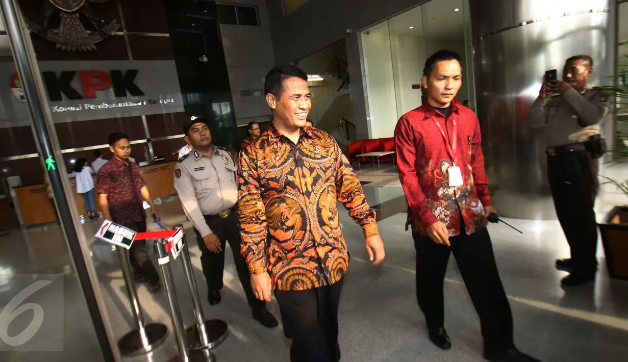 Menteri Pertanian, Andi Amran Sulaiman usai berdiskusi dengan Pimpinan KPK, Jakarta, Jumat (24/2). Amran mengaku kedatangannya itu untuk membahas beberapa hal, salah satunya terkait pupuk bersubsidi. (Liputan6.com/Helmi Afandi)